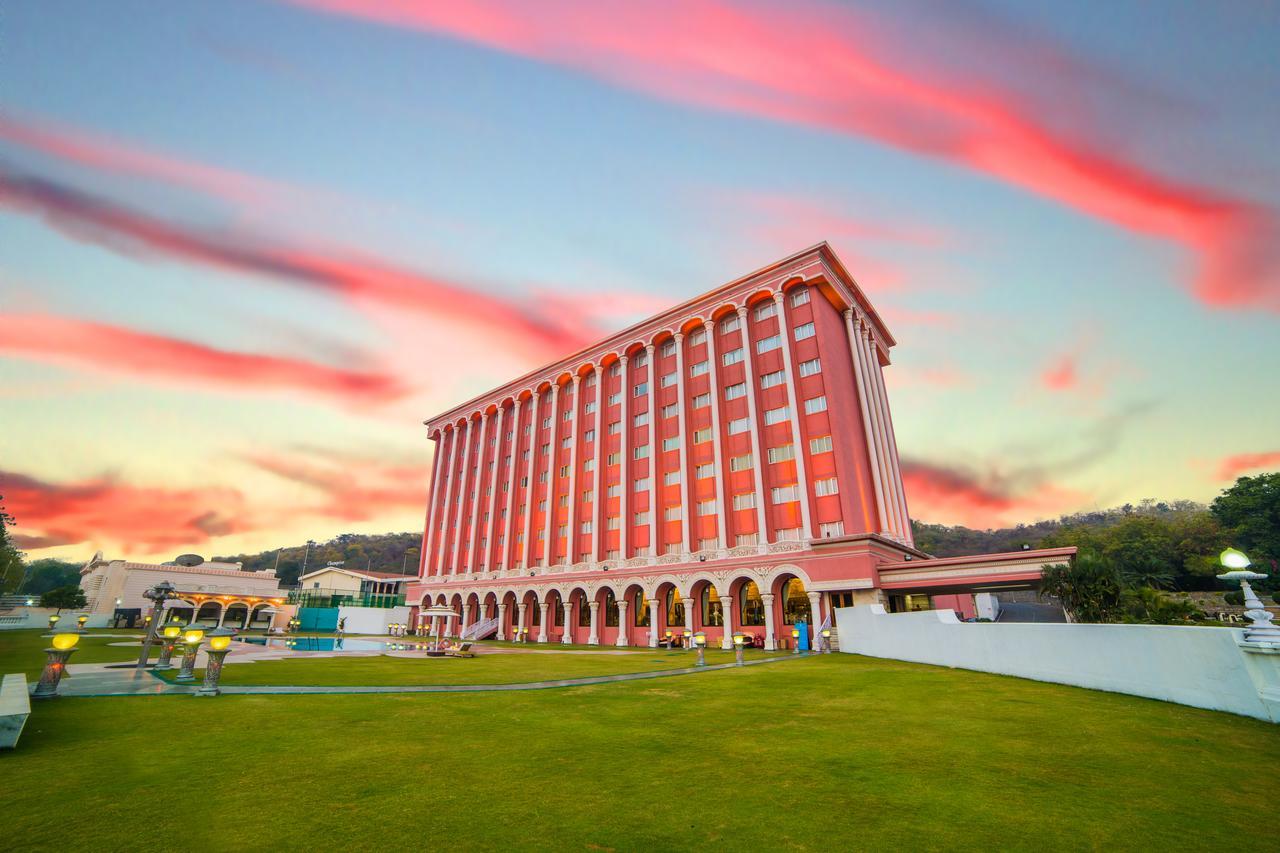 Ramoji Film City- Sitara Luxury Hotel Pedda Ambarpet ภายนอก รูปภาพ